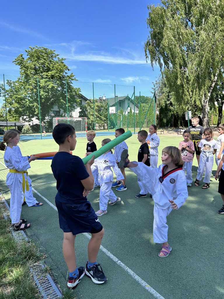 dzieci trenujące taekwondo na boisku