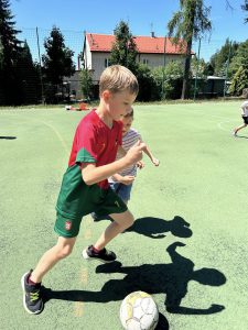 chłopiec grający w piłkę nożną