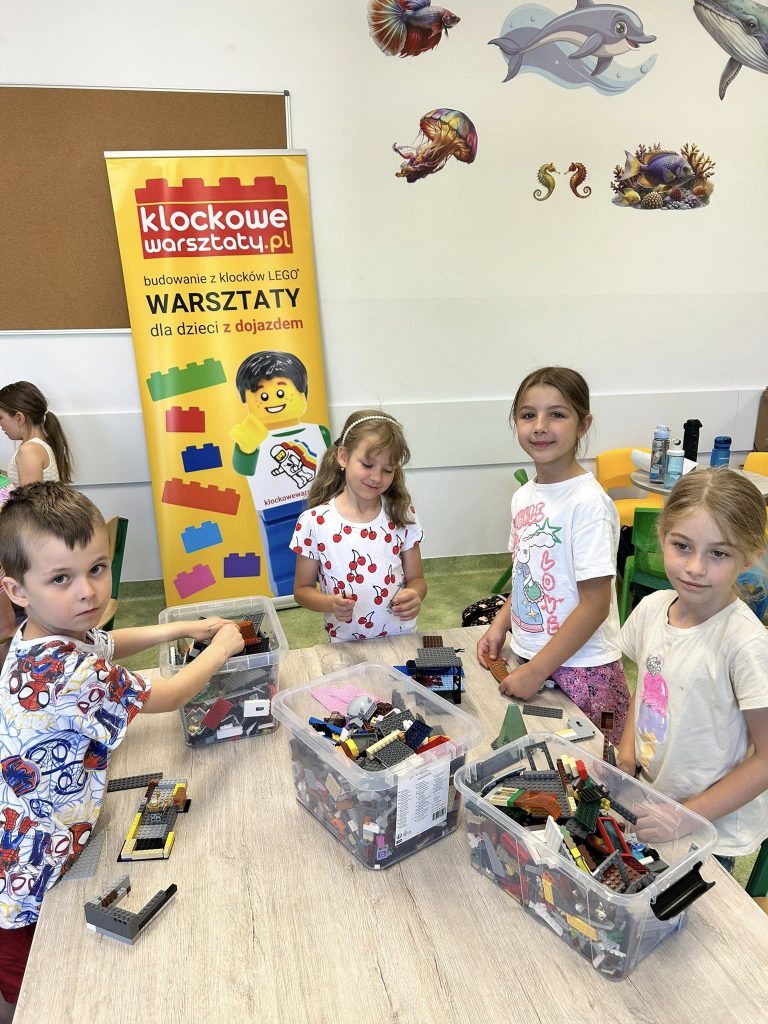 dzieci układające klocki legi