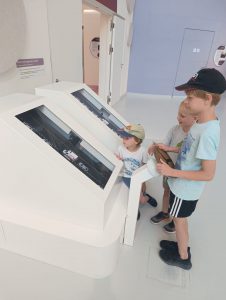 Dwójka chłopców zwiedzana wystawę „Człowiek i jego marzenia"