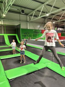 Dzieci skaczące na trampolinie