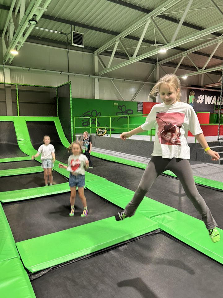 Dzieci skaczące na trampolinie