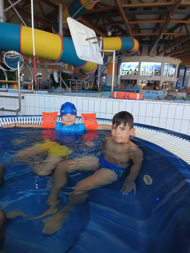 dwójka chłopców siedzących w jacuzzi