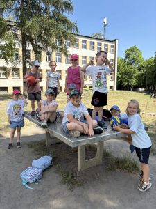 Dzieci bawiące się na zewnątrz przy stole od ping pongs