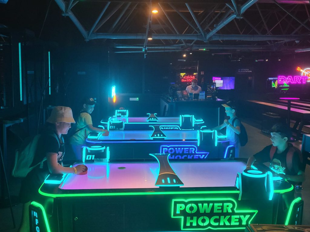 dzieci grające w power hockeya