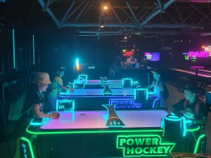 dzieci grające w power hockeya