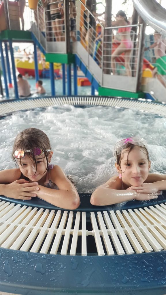 dwie dziewczynki relaksujące się w jacuzzi
