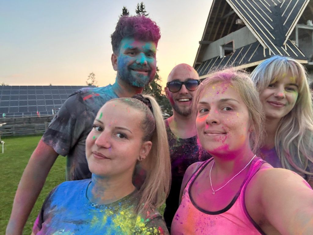 trenerzy w czasie festiwalu kolorów