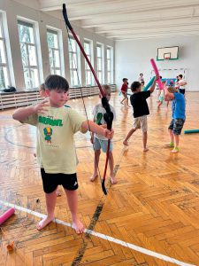 dzieci strzelają z zabakowych łuków