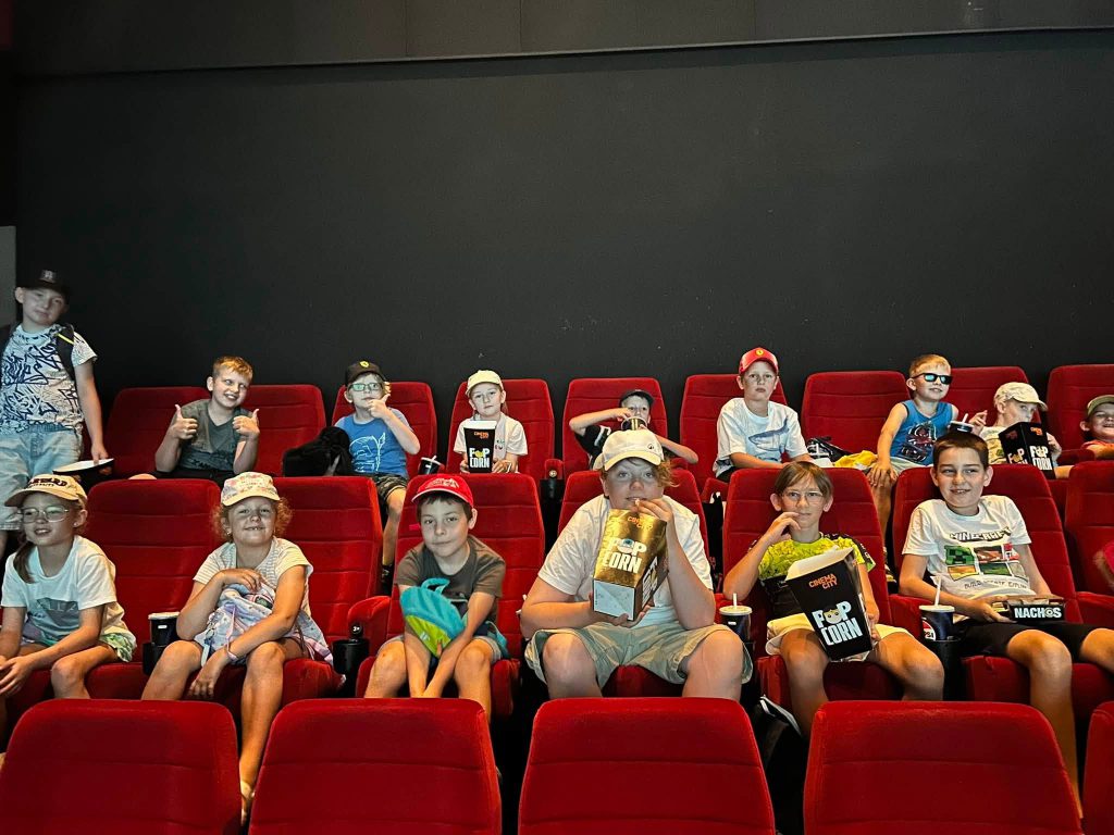 dzieci oglądaja film w kinie