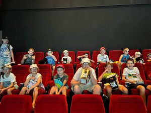 dzieci oglądaja film w kinie