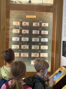 dzieci w banku polskim